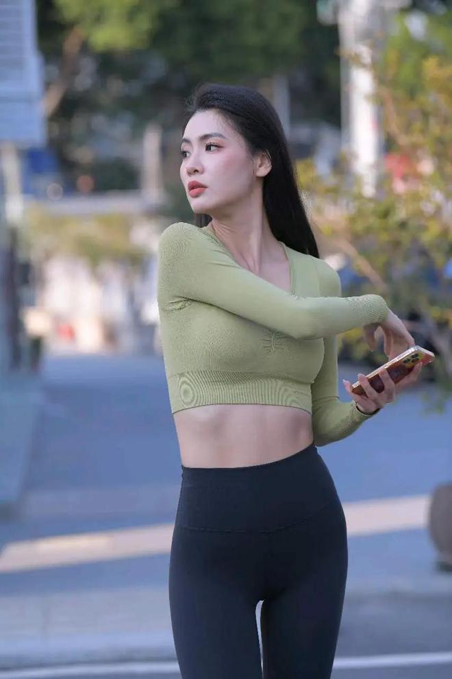 街头动感焦点：运动小姐姐露脐衣配运动裤(图5)