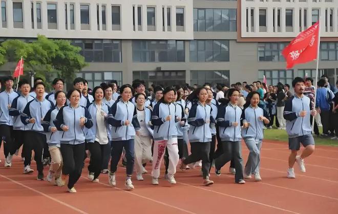 “取消礼服统一校服”比“规定不强制购买校服”更实在而有意义(图1)