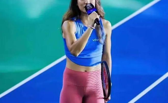 吴艳妮“无裤风”写真曝光开元体育网址引发热议和争议(图3)