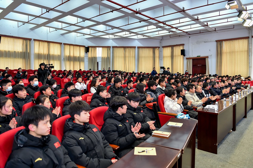 亚冬会冠军文开元体育网址颖走进校园 分享坚守铸就冰雪荣耀(图2)