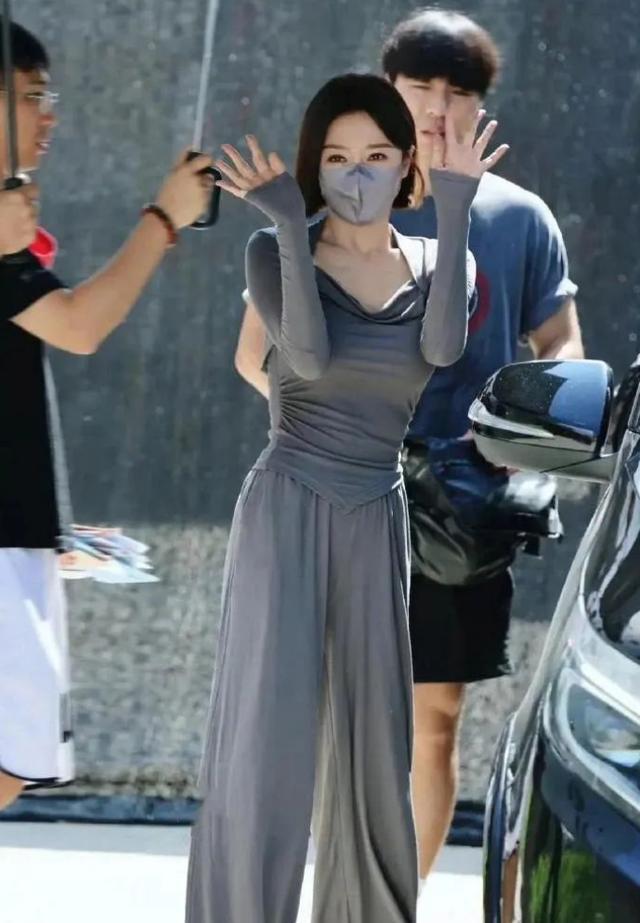 45岁秦岚穿紧身运动装上班未婚未孕身材丰满不愧是冻龄女神(图5)