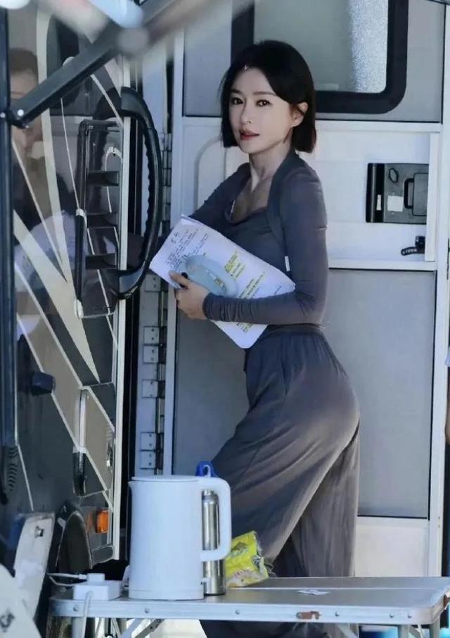45岁秦岚穿紧身运动装上班未婚未孕身材丰满不愧是冻龄女神(图6)