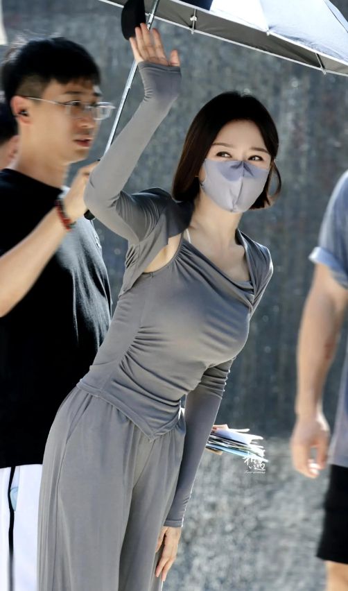 45岁秦岚穿紧身运动装上班未婚未孕身材丰满不愧是冻龄女神(图3)