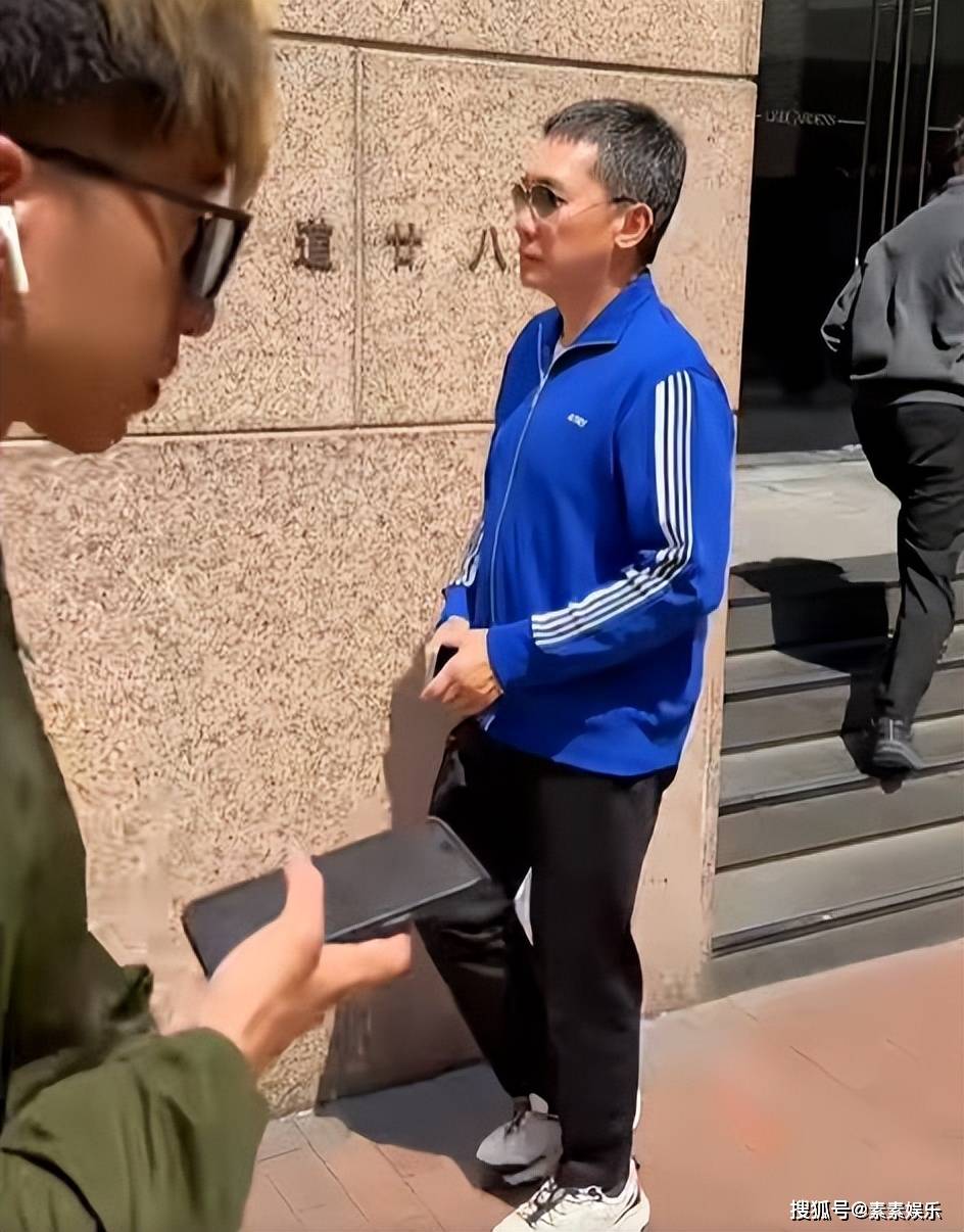 梁朝伟在铜锣湾买珠宝穿运动服像小学生坐保姆车低调离开(图1)