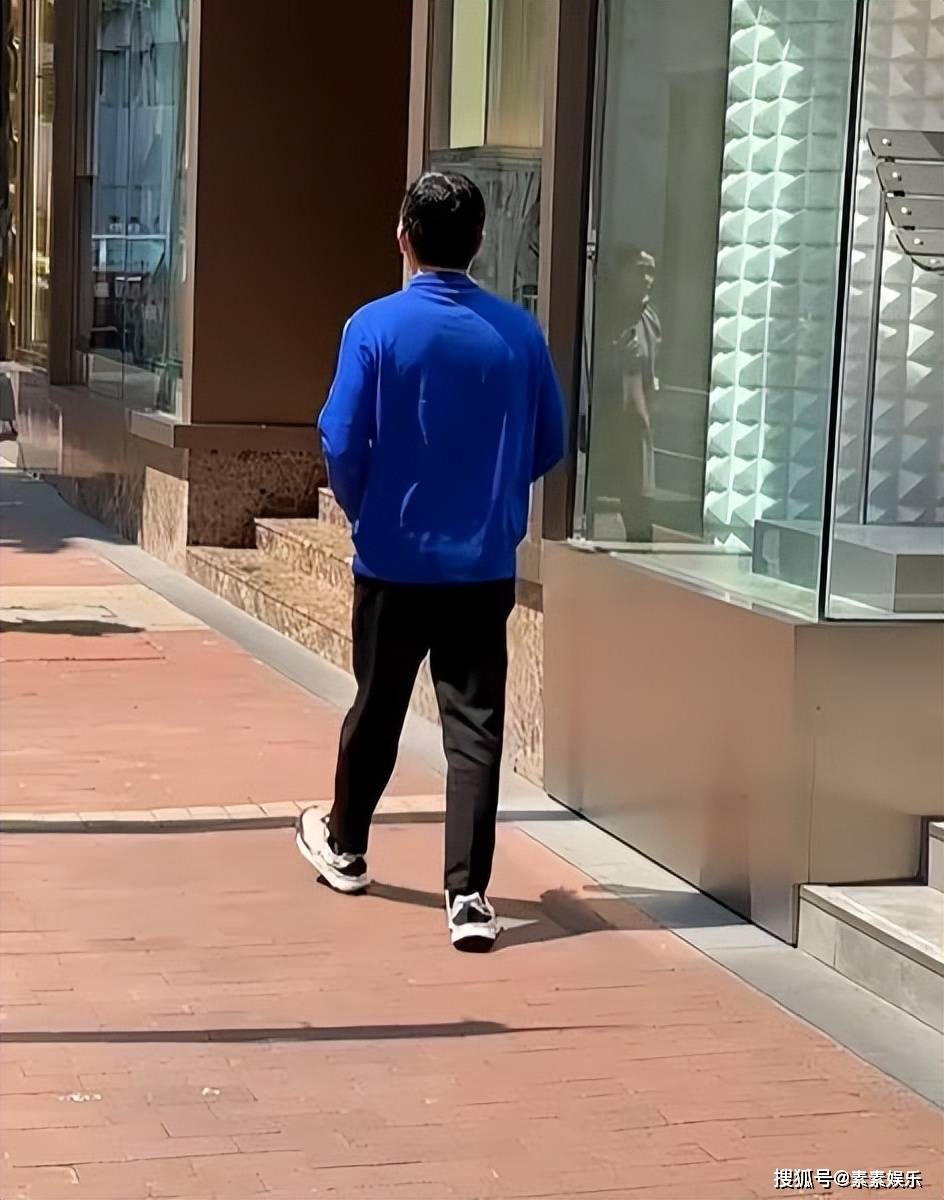 梁朝伟在铜锣湾买珠宝穿运动服像小学生坐保姆车低调离开(图2)