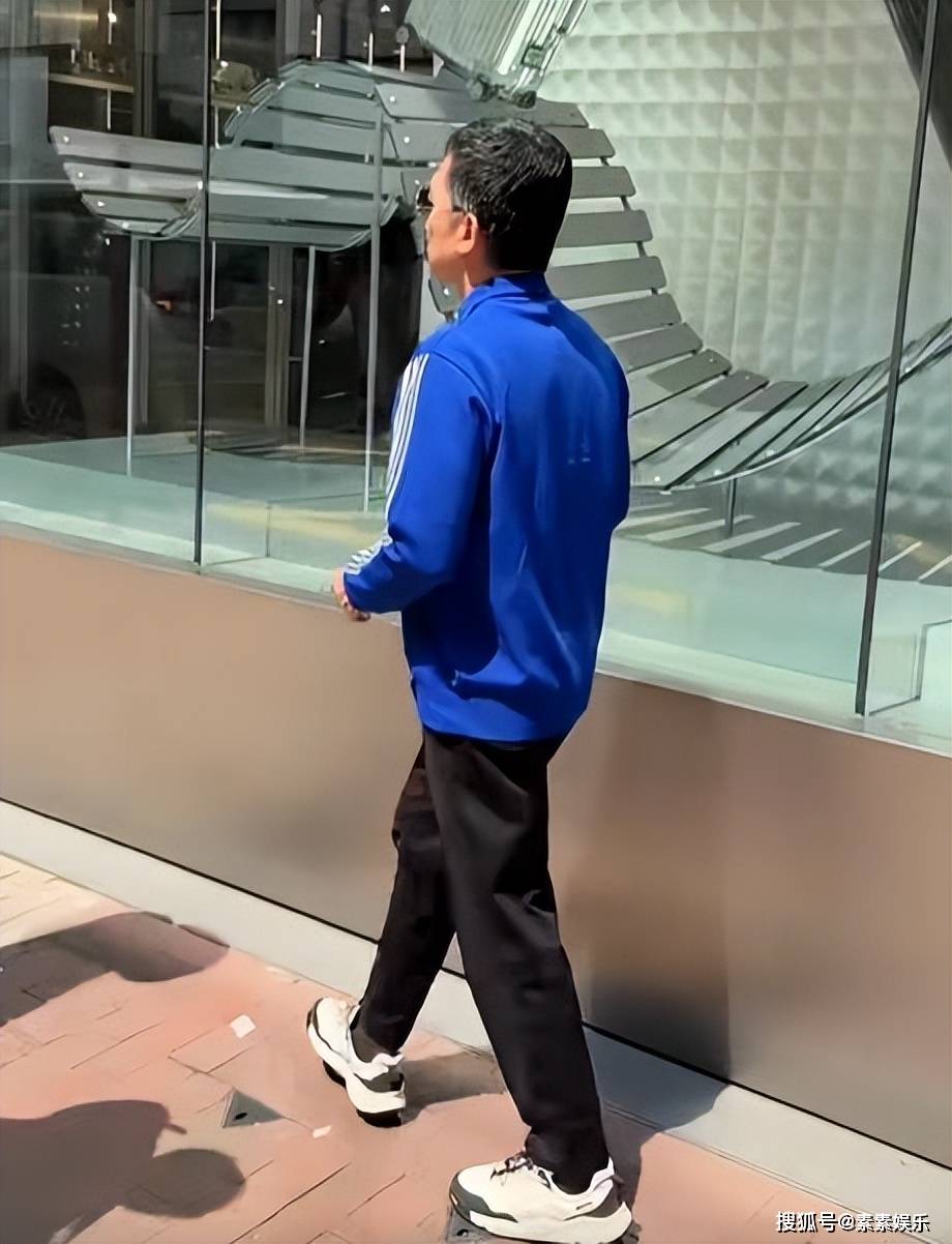 梁朝伟在铜锣湾买珠宝穿运动服像小学生坐保姆车低调离开(图3)