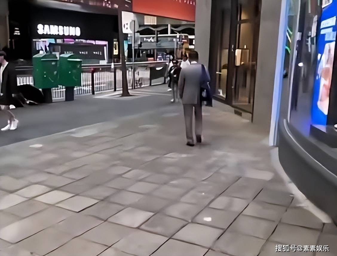 梁朝伟在铜锣湾买珠宝穿运动服像小学生坐保姆车低调离开(图11)