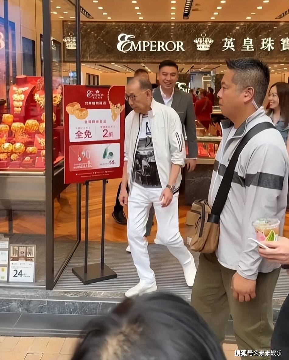 梁朝伟在铜锣湾买珠宝穿运动服像小学生坐保姆车低调离开(图12)