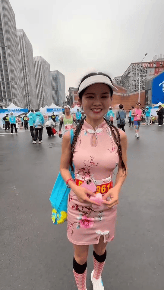 男子回应穿旗袍跑汉马 独特装扮引关注(图1)