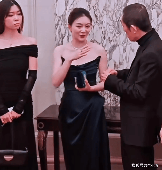 74岁张艺谋与小31岁老婆亮相盛装打扮出席舞会真爱不分年龄(图3)