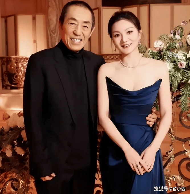 74岁张艺谋与小31岁老婆亮相盛装打扮出席舞会真爱不分年龄(图2)