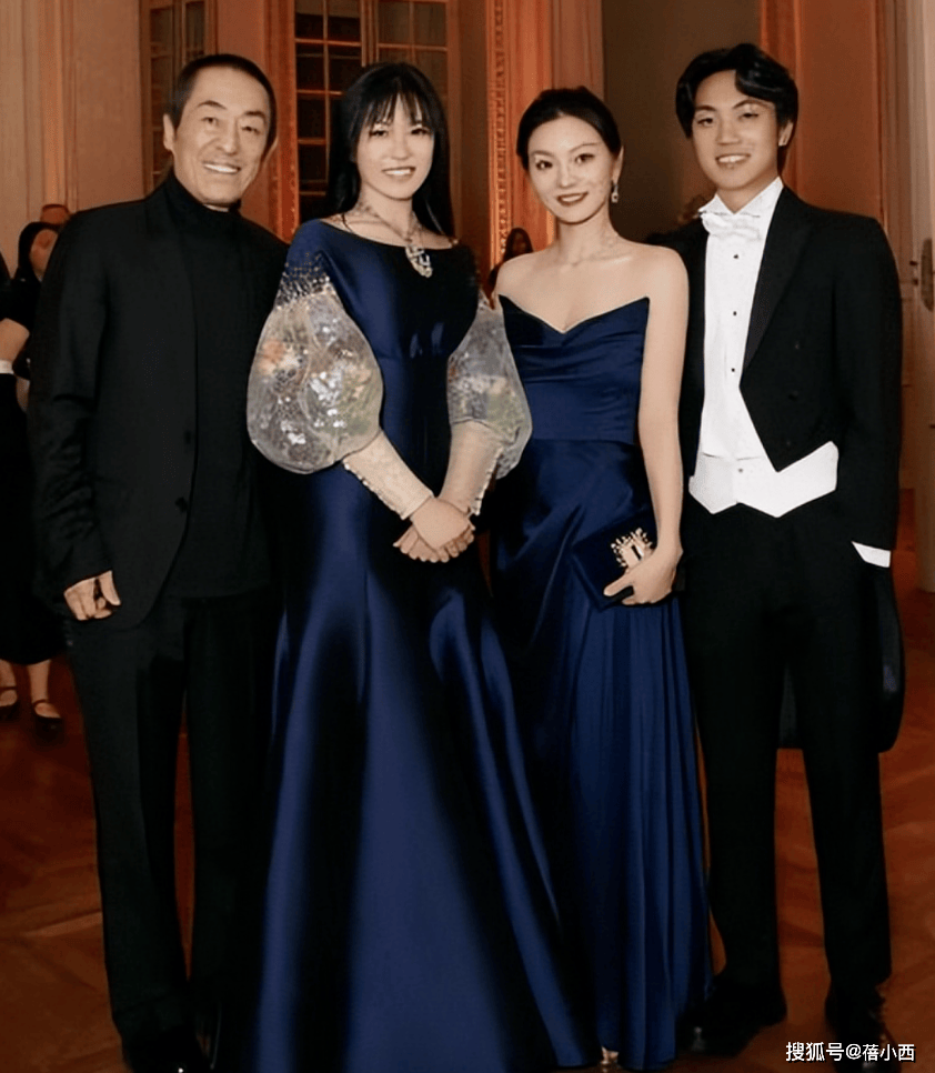 74岁张艺谋与小31岁老婆亮相盛装打扮出席舞会真爱不分年龄(图1)