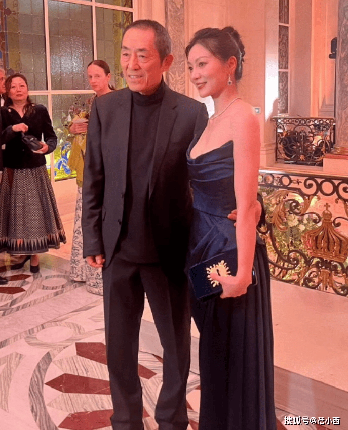 74岁张艺谋与小31岁老婆亮相盛装打扮出席舞会真爱不分年龄(图4)