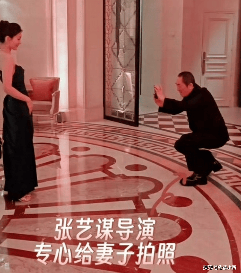 74岁张艺谋与小31岁老婆亮相盛装打扮出席舞会真爱不分年龄(图5)