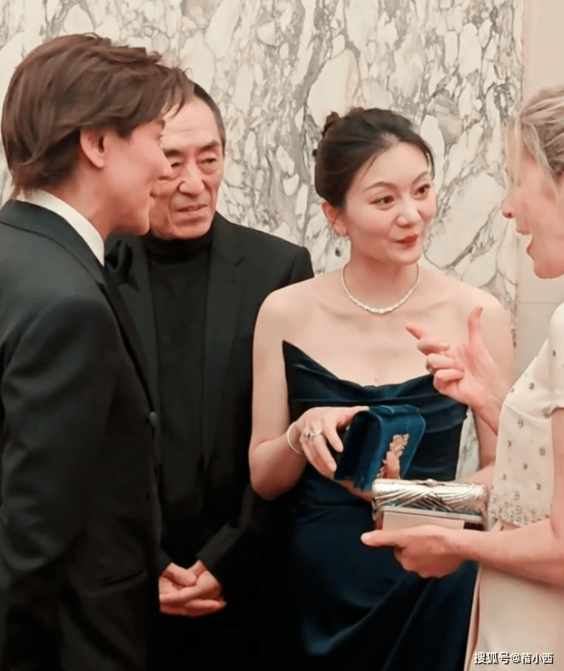 74岁张艺谋与小31岁老婆亮相盛装打扮出席舞会真爱不分年龄(图6)