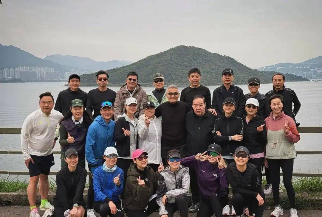 70岁周润发去跑步叫了一帮明星郑则仕暴瘦苍老健康令人担忧(图2)