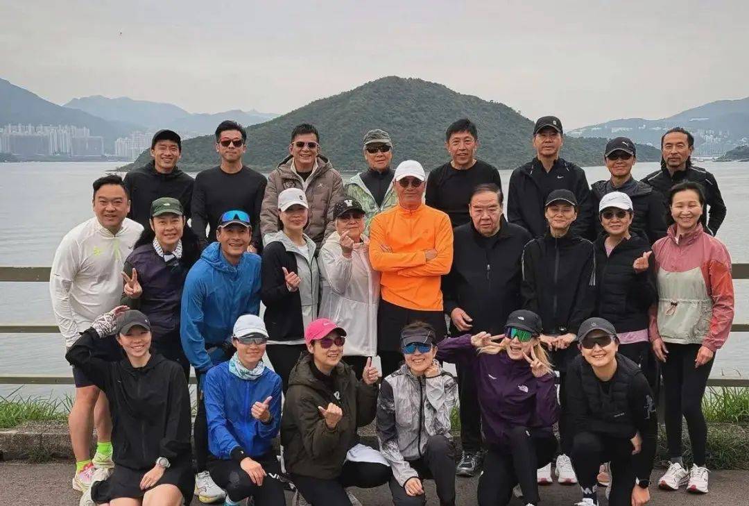 70岁周润发去跑步叫了一帮明星郑则仕暴瘦苍老健康令人担忧(图3)