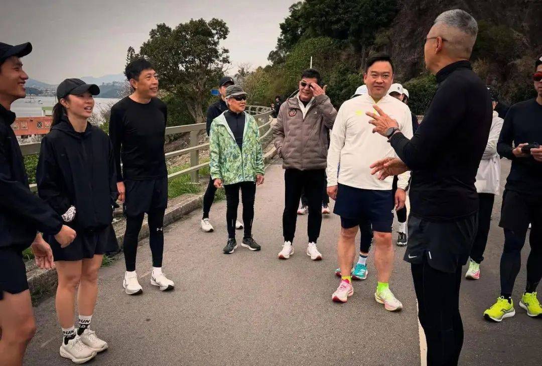 70岁周润发去跑步叫了一帮明星郑则仕暴瘦苍老健康令人担忧(图4)