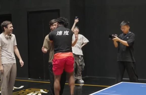 王嘉尔提醒美国网红Speed说话方式 乒乓球PK赛后狂欢(图2)