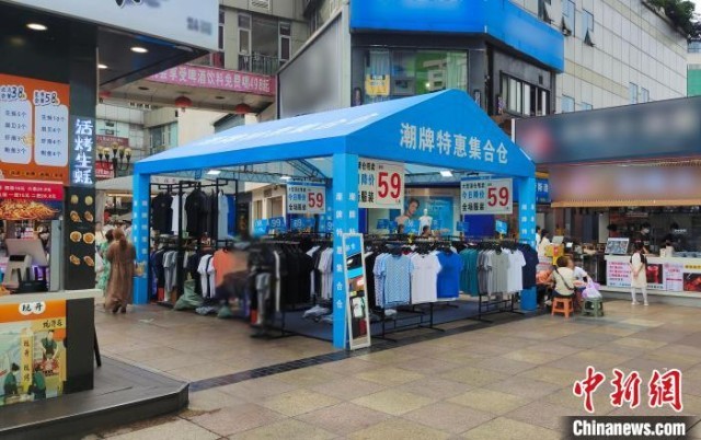 开元体育官网重庆警方破获特大制售假劣知名品牌服饰案 涉案价值逾亿元(图1)