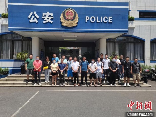 开元体育官网重庆警方破获特大制售假劣知名品牌服饰案 涉案价值逾亿元(图3)