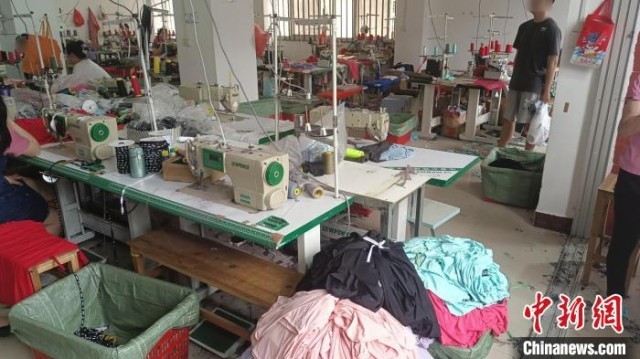 开元体育官网重庆警方破获特大制售假劣知名品牌服饰案 涉案价值逾亿元(图2)