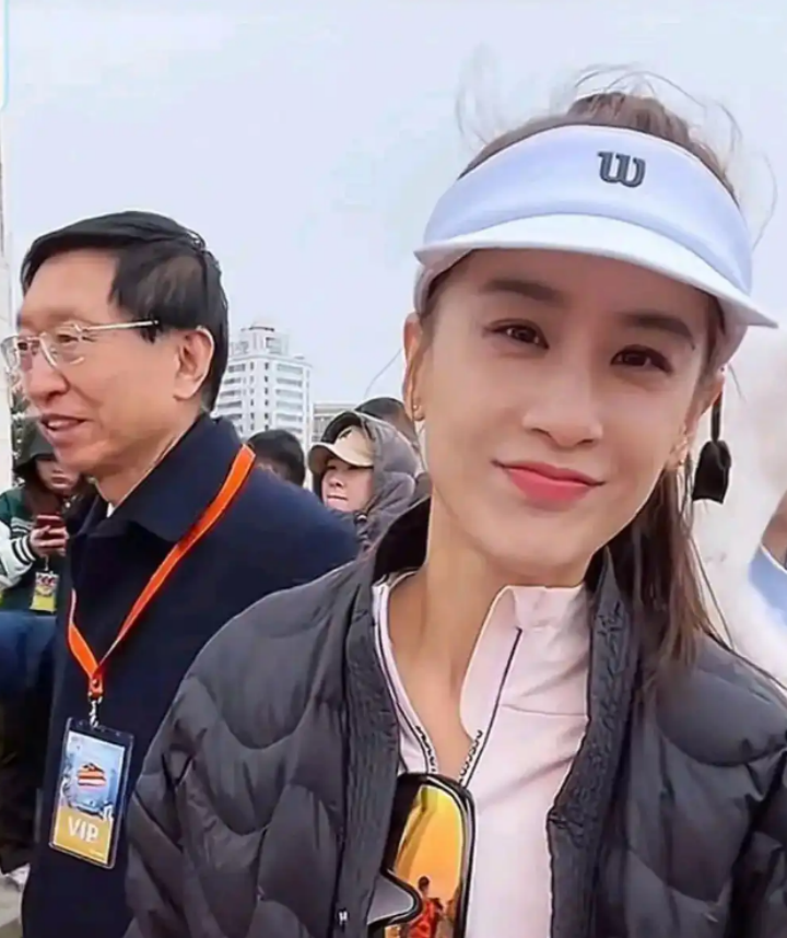 42岁黄圣依与71岁赵雅芝跑马拉松两代白娘子同框很养眼相差30岁像同龄人(图1)