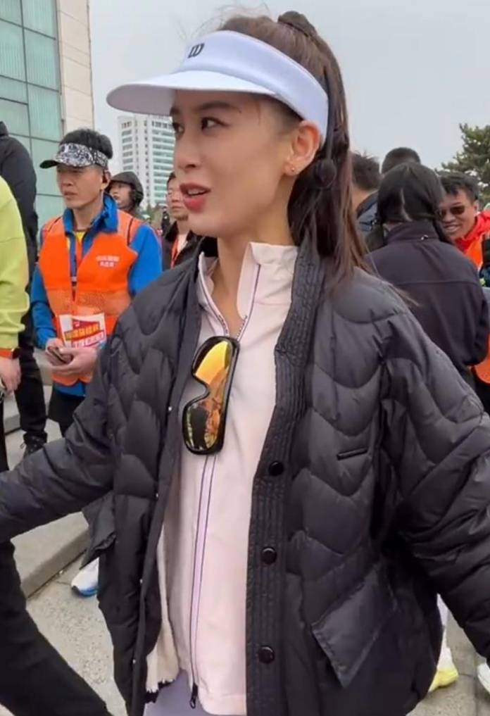 开元体育平台40岁穿校服跑马拉松背后：撕开黄圣依“冻龄神话”里的资本保鲜膜(图5)