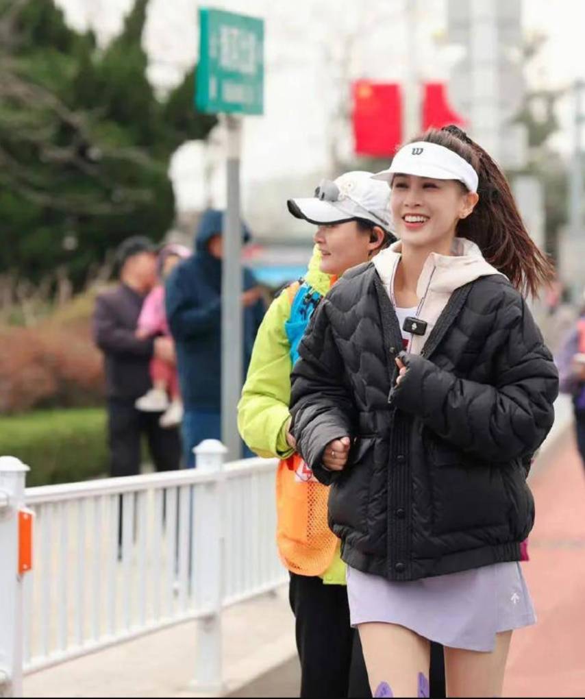 开元体育平台40岁穿校服跑马拉松背后：撕开黄圣依“冻龄神话”里的资本保鲜膜(图1)