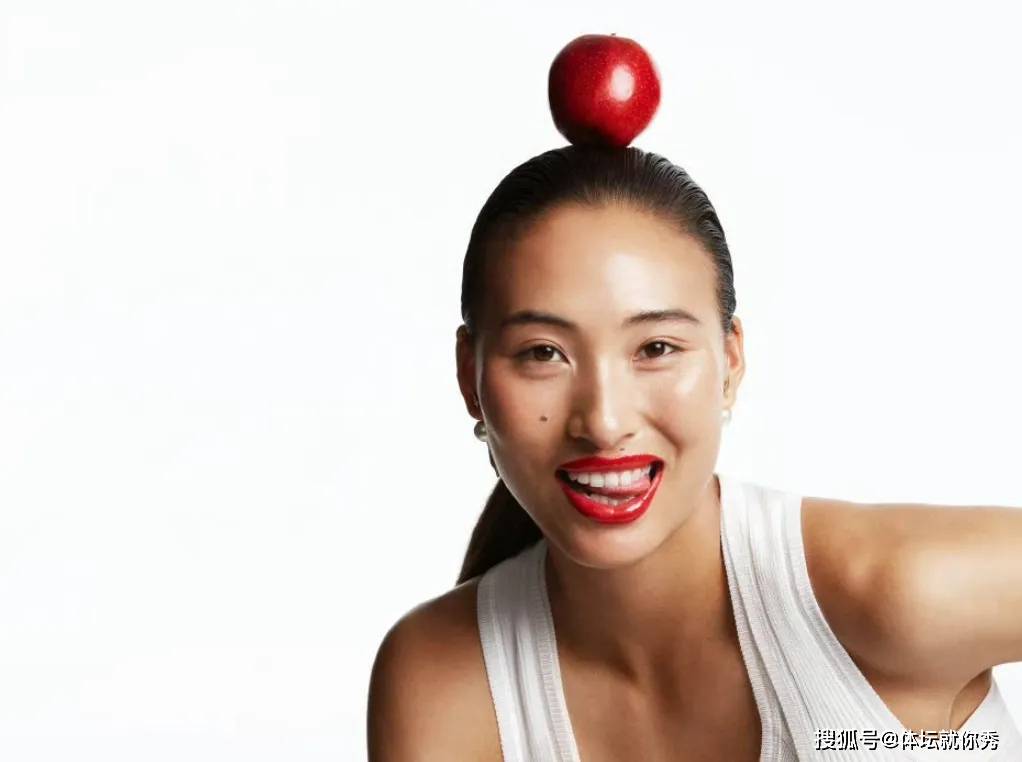 郑钦文太美了烈焰红唇+墨镜皮衣气质不输模特(图1)