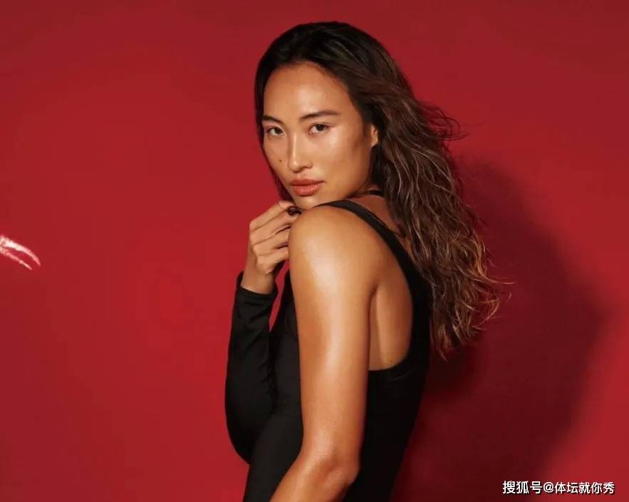 郑钦文太美了烈焰红唇+墨镜皮衣气质不输模特(图3)
