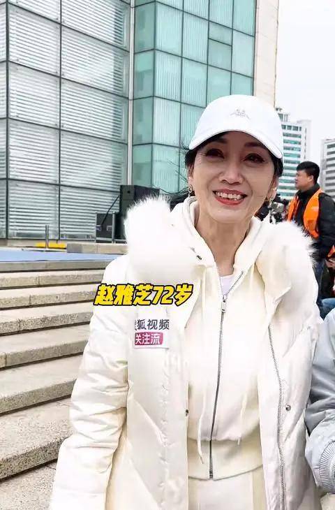 72岁赵雅芝还在跑马拉松穿一身白青春充满活力只是脖子脸都是皱纹横生(图1)