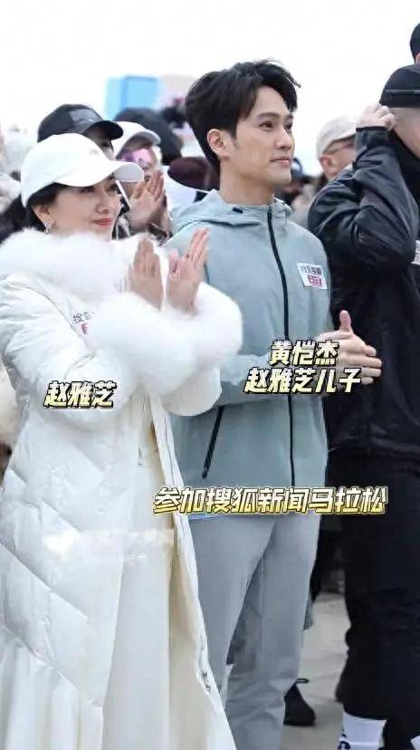 72岁赵雅芝还在跑马拉松穿一身白青春充满活力只是脖子脸都是皱纹横生(图4)