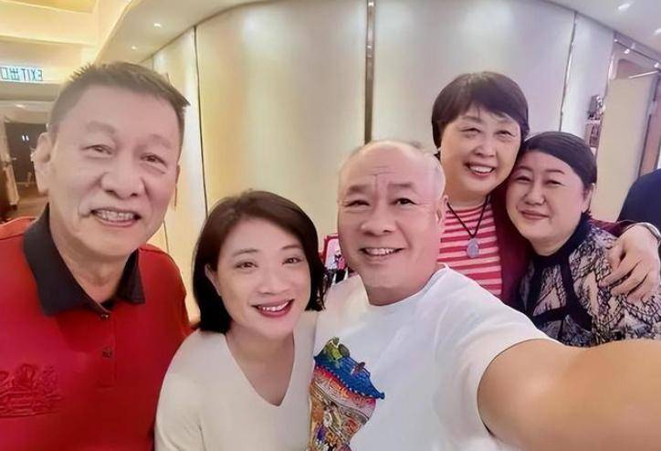 62岁李宁近况：一年赚取30亿63岁妻子优雅儿女齐全生活幸福(图2)