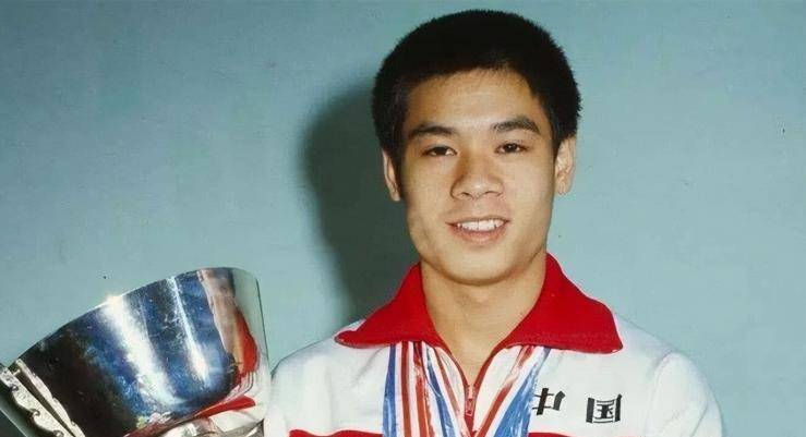 62岁李宁近况：一年赚取30亿63岁妻子优雅儿女齐全生活幸福(图5)