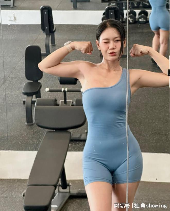 穿上这款淡蓝单肩健身服绝对让你成为全场焦点(图1)