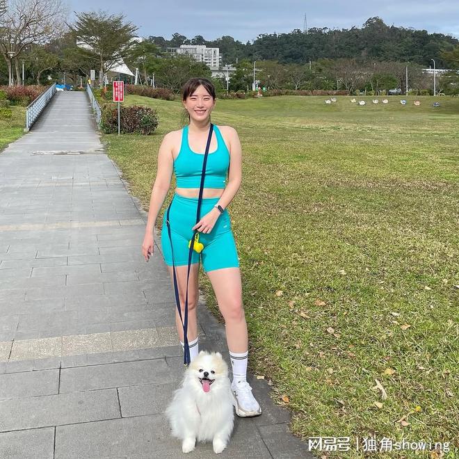 不可思议这套亮蓝色健身服让你瞬间焕发青春活力(图1)