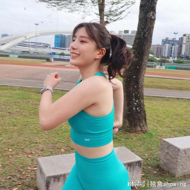 不可思议这套亮蓝色健身服让你瞬间焕发青春活力(图4)