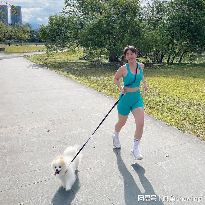不可思议这套亮蓝色健身服让你瞬间焕发青春活力(图2)