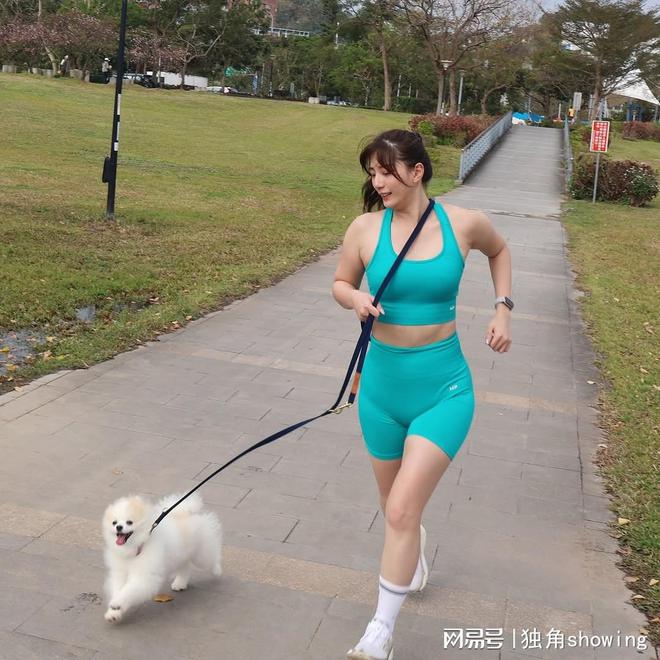 不可思议这套亮蓝色健身服让你瞬间焕发青春活力(图5)