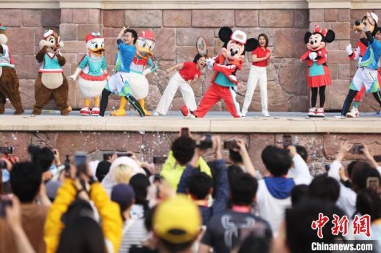 上海迪士尼乐园首次全程园内晨跑吸引游客(图3)