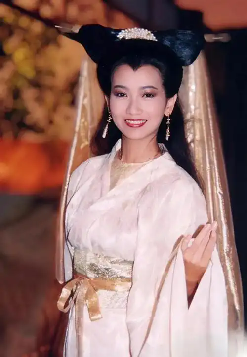 开元体育网址72岁赵雅芝和儿子跑马拉松脖子青筋暴起十分卖力跑完5公里表示很轻松(图5)