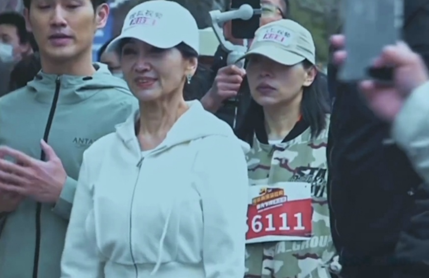 开元体育网址72岁赵雅芝和儿子跑马拉松脖子青筋暴起十分卖力跑完5公里表示很轻松(图3)