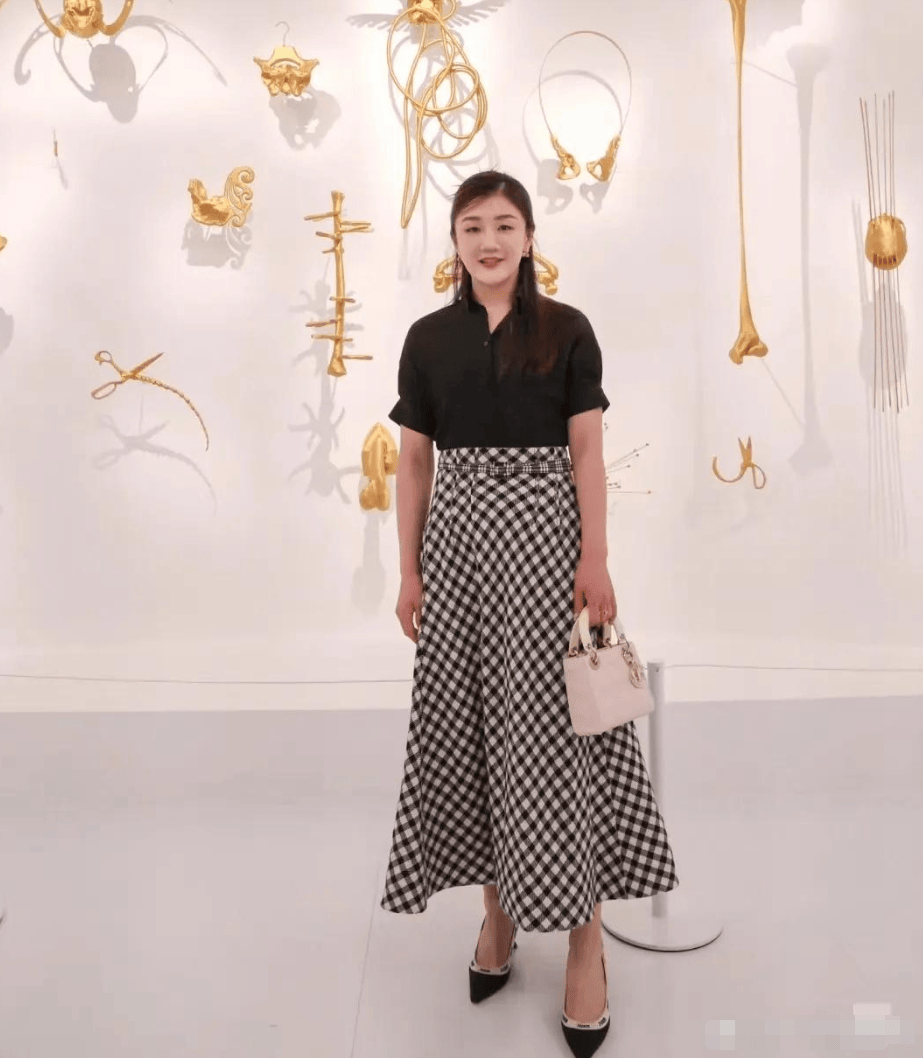 陈梦脱下运动服穿上礼服太惊艳穿上万格纹裙优雅至极美得像换了个人(图1)