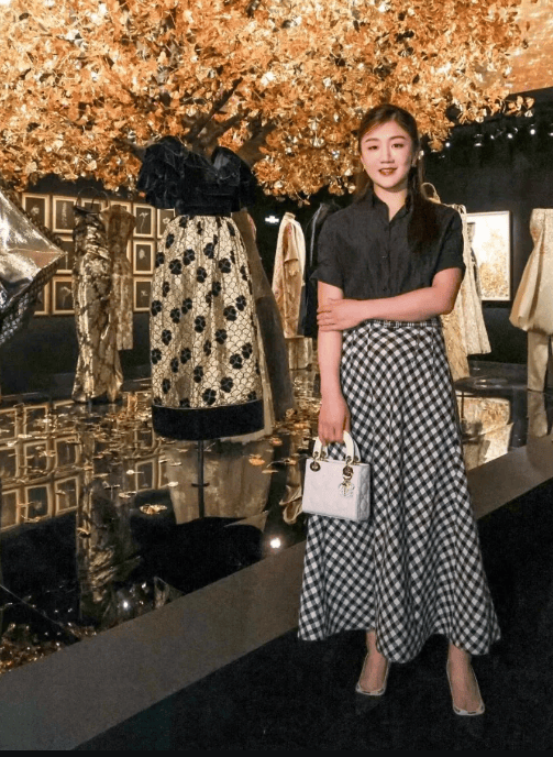 陈梦脱下运动服穿上礼服太惊艳穿上万格纹裙优雅至极美得像换了个人(图3)