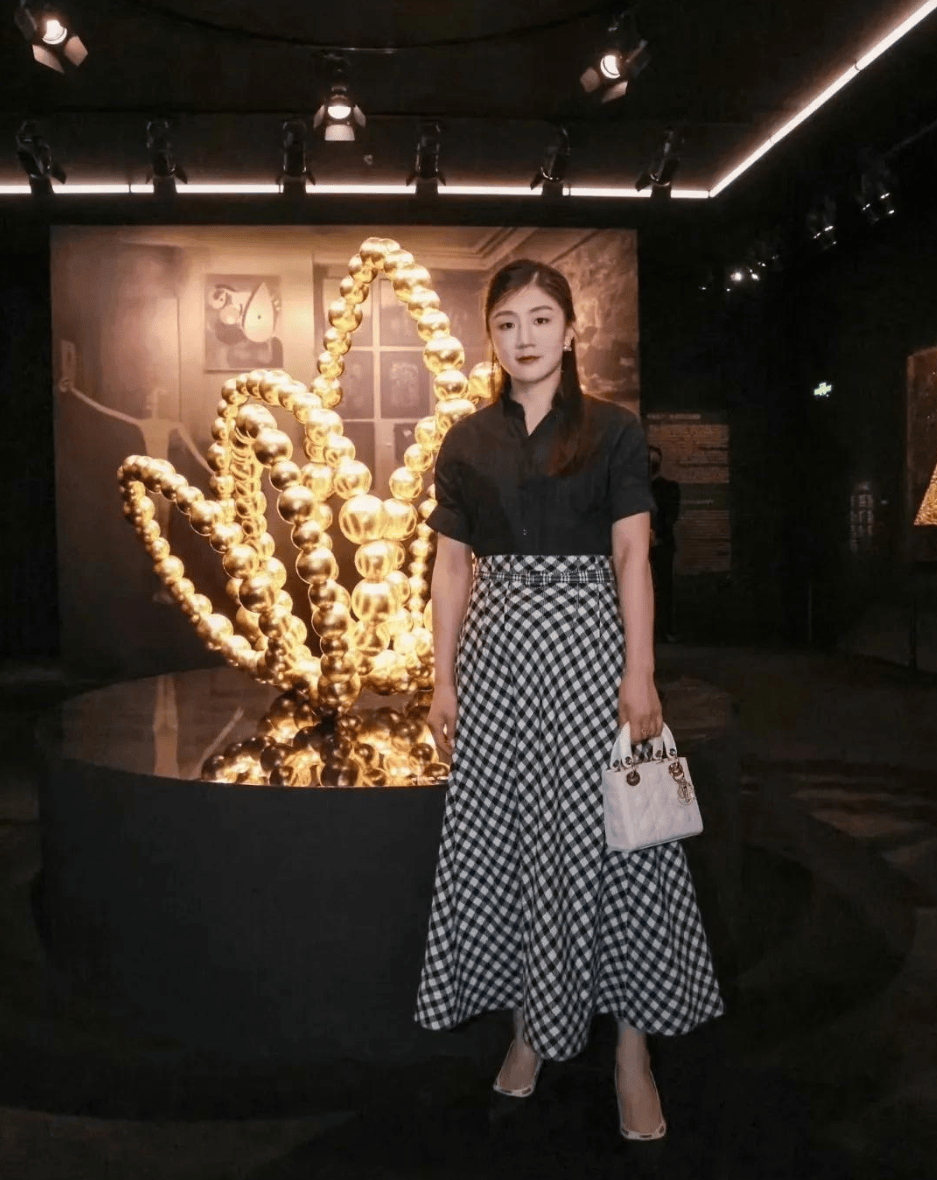 陈梦脱下运动服穿上礼服太惊艳穿上万格纹裙优雅至极美得像换了个人(图4)