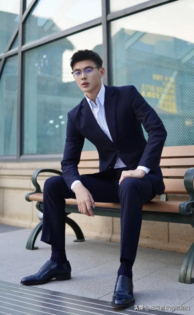 来看看多才多艺全能男人阳光帅气迷人(图1)