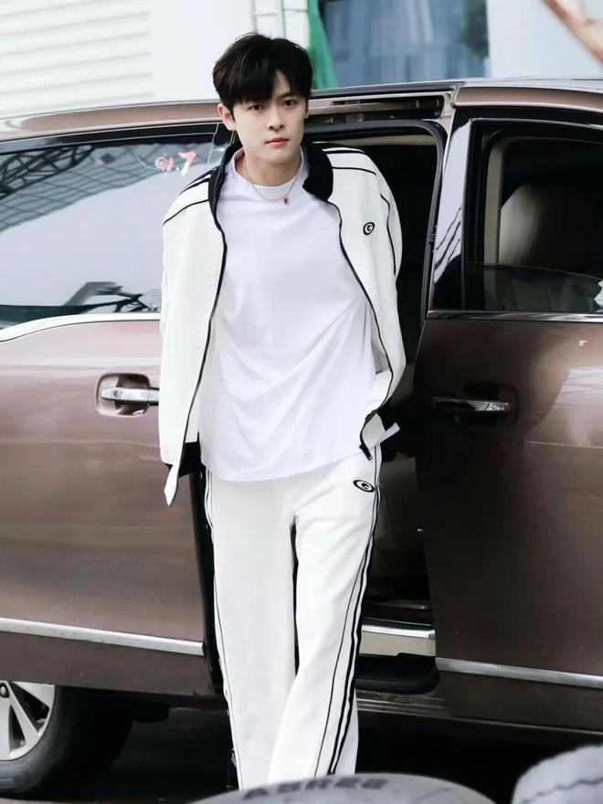 开元体育下载男生夏天运动服路人急救攻略：教你速成王安宇风格(图2)