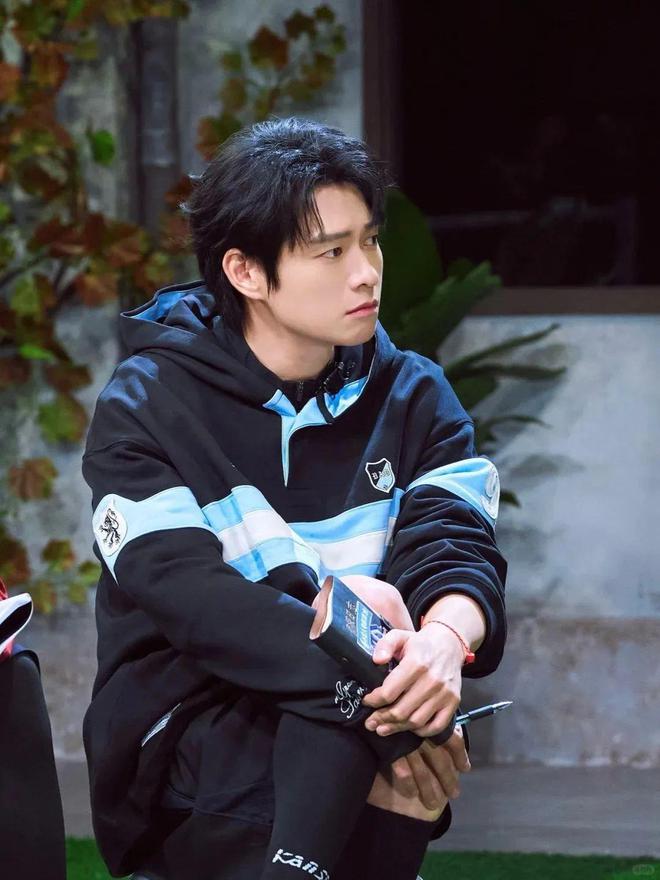 开元体育下载男生夏天运动服路人急救攻略：教你速成王安宇风格(图6)