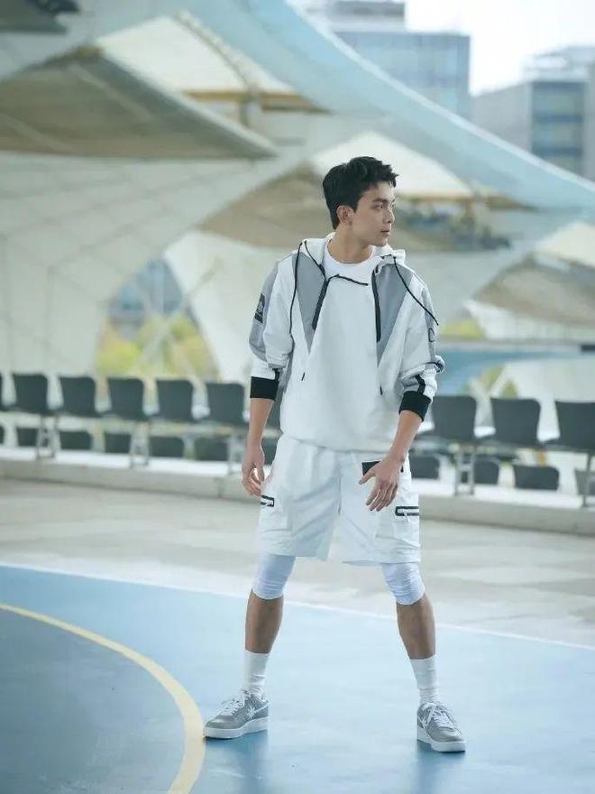 开元体育下载男生夏天运动服路人急救攻略：教你速成王安宇风格(图3)